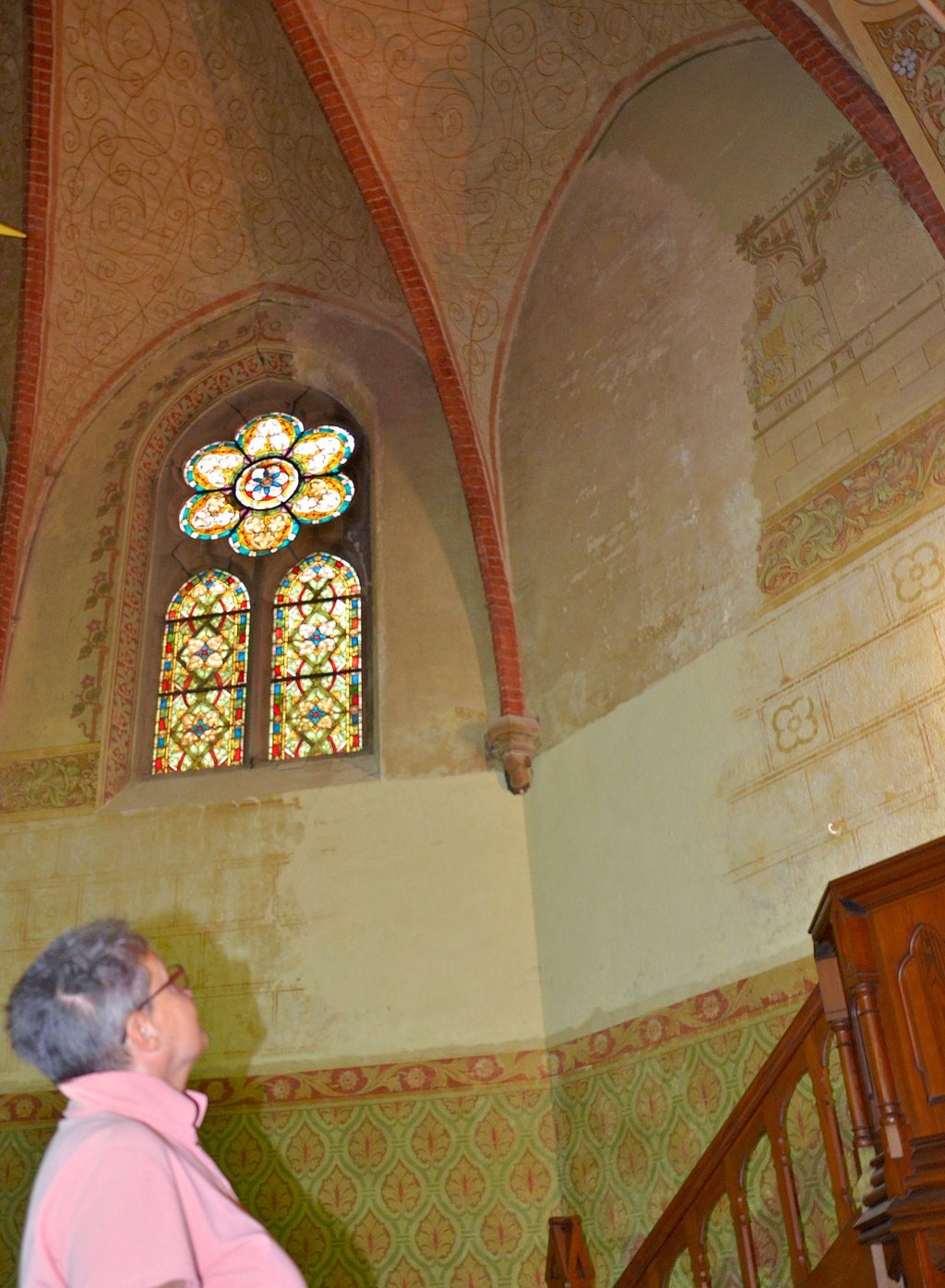 Ines Matthes blickt auf die noch zu restaurierenden Wände im Altarraum der St.-Petri-und-Pauli-Kirche. Und mit Sorge auf das Durchschnittsalter des Neundorfer Gemeindekirchenrats.