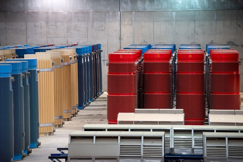 Behälter mit hochradioaktiven Abfällen und Transporthauben stehen im atomaren Zwischenlager.