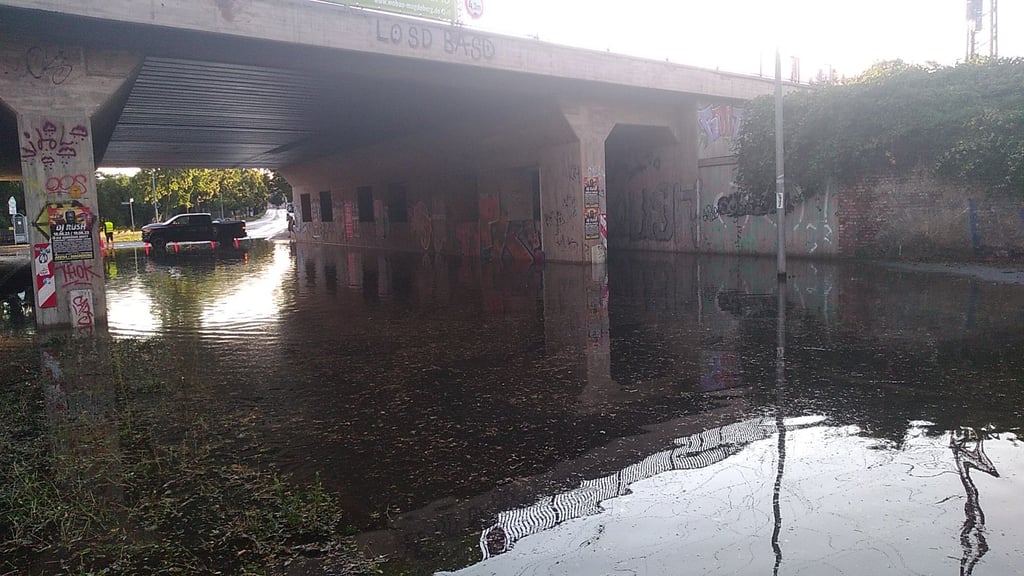 Überschwemmung unter der Eisenbahnbrücke in der Erich-Weinert-Straße in Magdeburg am Abend des 24. Juli 2023.