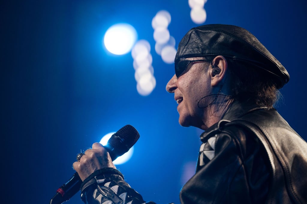 Die Scorpions stehen bei einem Auftritt auf der Bühne.
