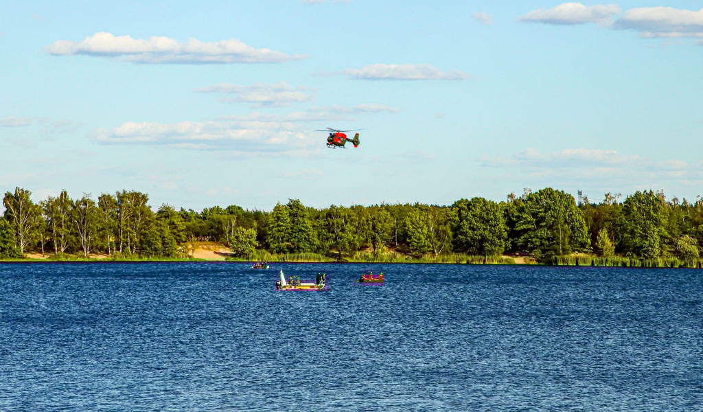 Tagelang suchten die DLRG-Lebensretter am Bergwitzsee vergeblich nach dem vermissten Stehpaddler. Auch ein Hubschrauber war beteiligt.