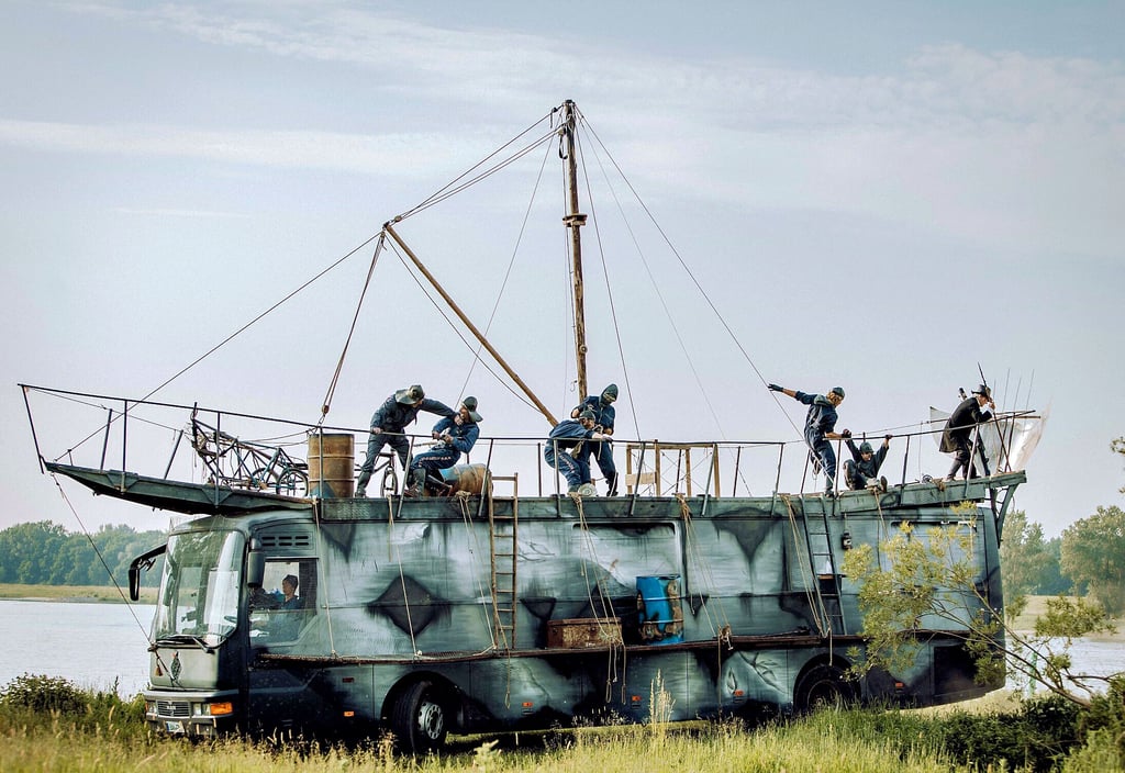 Die Theatergruppe Freie Bühne Wendland hat für ihre Adaption des Melville-Klassikers „Moby Dick“ einen Bus zu einem Walfänger umgebaut und reist mit der rollenden Bühne zum Theaternatur-Festival – bei freiem Eintritt!