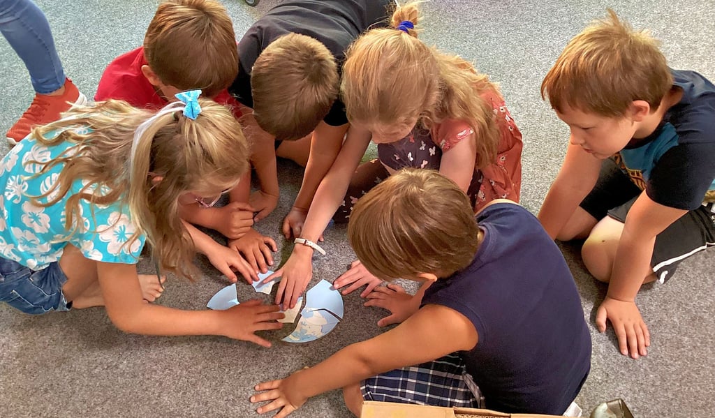 Die Bibliothek bietet mehr als Bücher, wie hier mit den Hortkindern beim Literaturprojekt „Oh wie schön ist Panama“.