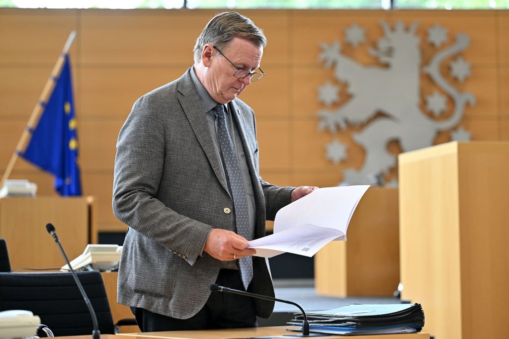 Bodo Ramelow (Die Linke), Ministerpräsident von Thüringen, steht im Plenarsaal zu Beginn der Sitzung des Thüringer Landtags.