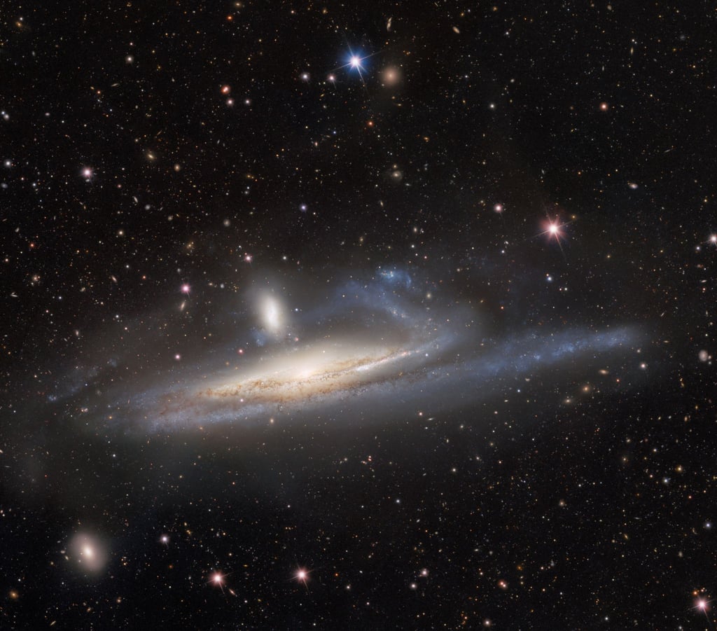 Die Zwerggalaxie „NGC 1531“ und die große Spiralgalaxie „NGC 1532“ kurz vor der Verschmelzung.