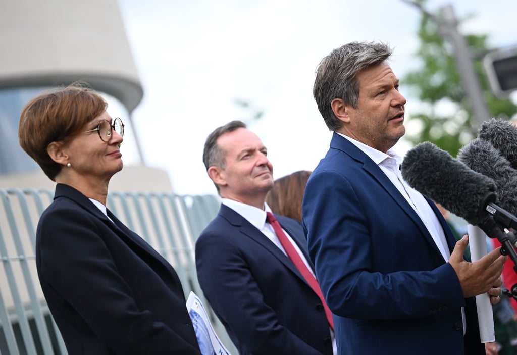 Wirtschaftsminister Robert Habeck (r), Verkehrsminister Volker Wissing und Forschungsministerin Bettina Stark-Watzinger beim Statement zum Beschluss der Nationalen Wasserstoffstrategie.