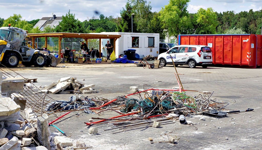 Stillleben mit Pausenraum unter freiem Hmmel und Büro im eigentlich ausgedienten Container. Die Kfz-Meisterwerkstatt Gries in Schopsdorf hält ihren Betrieb mit Hilfe vieler Unterstützer aufrecht. „Nebenbei“ müssen die Folgen des Großbrandes bewältigt, der Wiederaufbau organisiert werden.