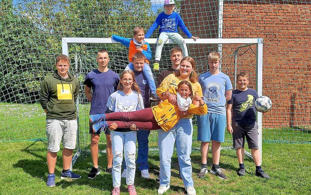 Ein Teil der Kinder und Jugendlichen aus dem Tangermünder Ortsteil Hämerten, die seit 2021 die Idee eines eigenen Treffpunktes verfolgen.