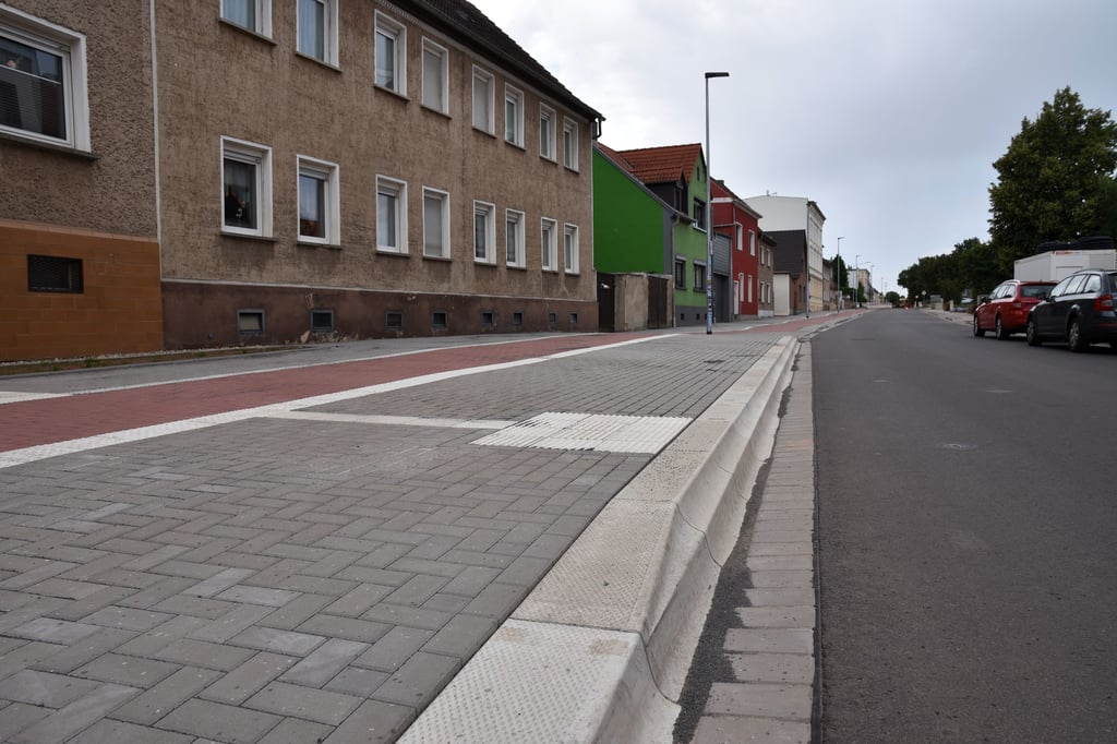 Auf dieser Seite der Straße ist der Haltepunkt "Schäferbreite" barrierefrei ausgebaut worden. Auch ein roter Fahrradstreifen existiert.