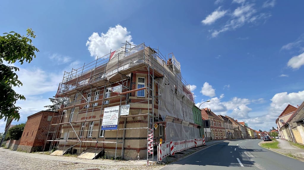 Ein Blick auf das Eckhaus Karl-Liebknecht-Straße/Kurze Straße an der Bundesstraße 107 in Jerichow. Die Kommune selbst ist Eigentümerin dieses Objektes und saniert es.