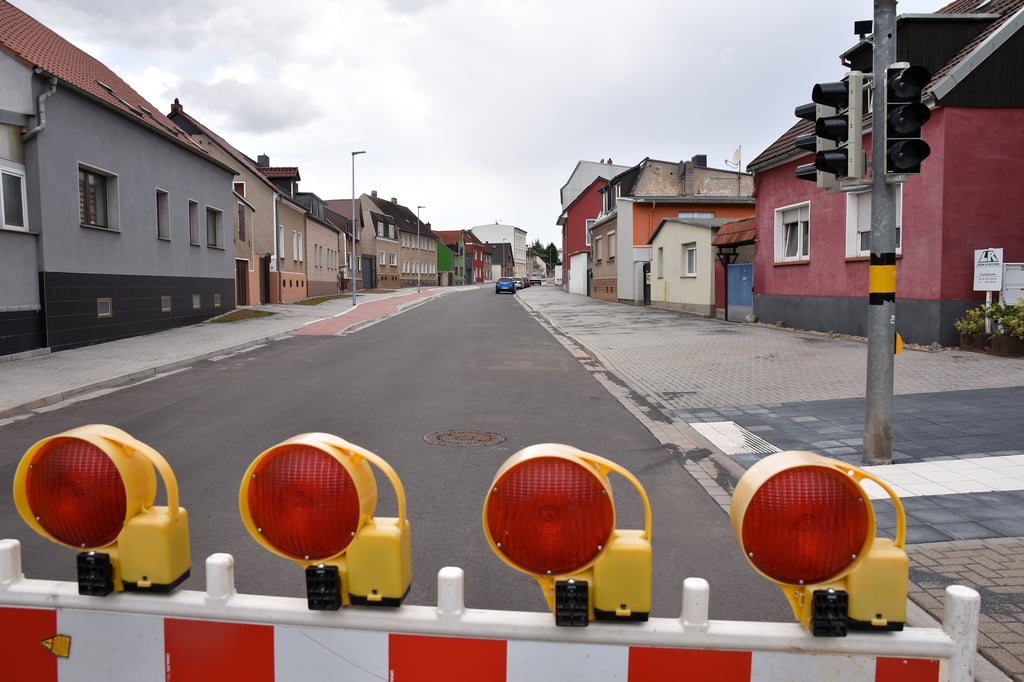 Unter Vollsperrung wird in der Königstraße in Magdeburg-Ottersleben gebaut.