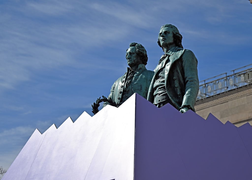 Das Goethe-und-Schiller-Denkmal vor dem Deutschen Nationaltheater Weimar.