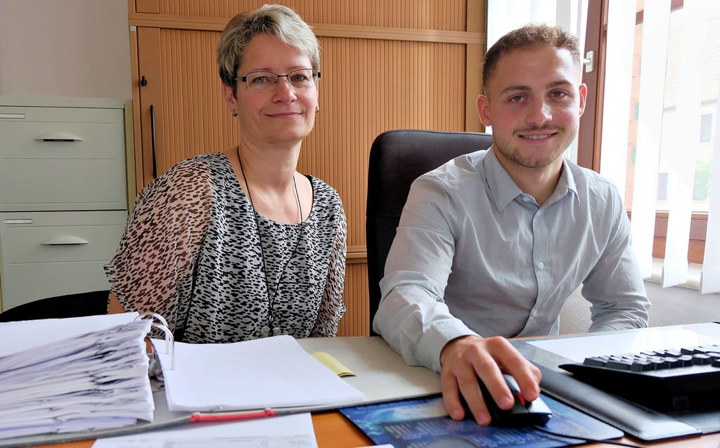 Karl Ferigo hat seinen Schreibtisch im Bauamt bereits eingerichtet. Simone Kase ist während der Ausbildung seine Mentorin gewesen.