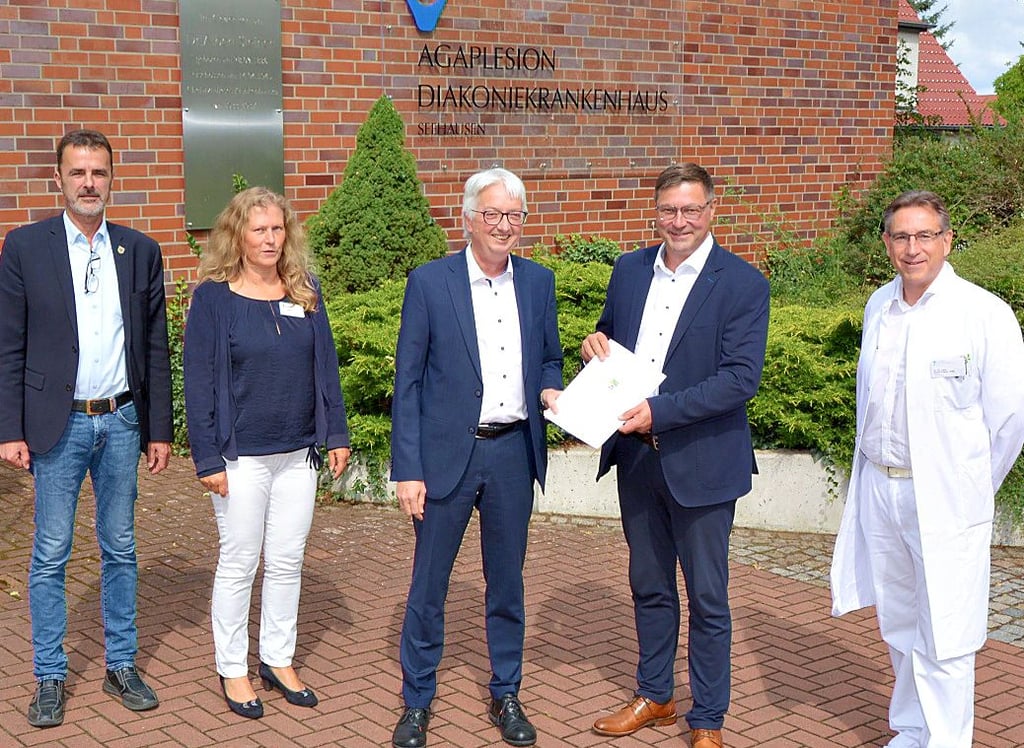 Flankiert vom Ärztlichen Direktor Dr. Daniel Kügler (r.) sowie Verwaltungsleiterin Heike Leue und dem Seehäuser Verbandsgemeindebürgermeister Rüdiger Kloth (l.) nahm Krankenhaus-Chef Dirk Herrmann (2. v. r.) den Bescheid von Staatssekretär Wolfgang Beck entgegen.