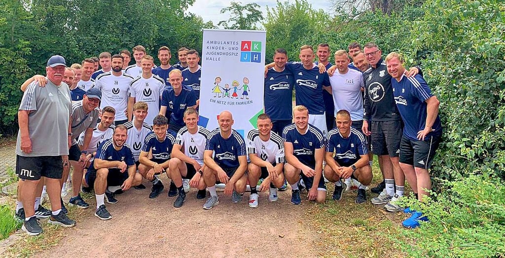 Die Spieler von Blau-Weiß Brehna und vom FSV Krostitz nahmen ebenfalls am Spenden-Lauf teil, bevor auf dem Rasen getestet wurde.