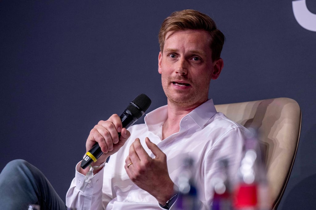 Johann Plenge, Geschäftsführer & Chief Strategy Officer von RB Leipzig, spricht während einer Podiumsrunde beim SpoBis-Kongress.