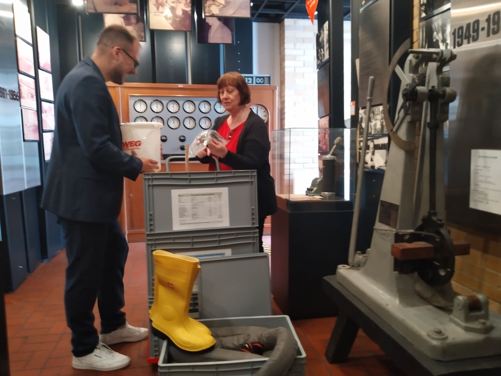 Marc Holly aus dem Gleimhaus in Halberstadt und Ute Tichatschke, Leiterin des Thalenser Hüttenmuseums, packen die vier Notfall-Kisten aus.
