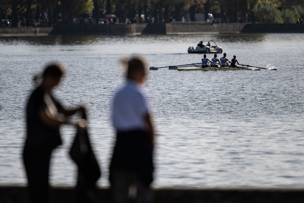 Wassersportler sind auf dem Maschsee unterwegs.