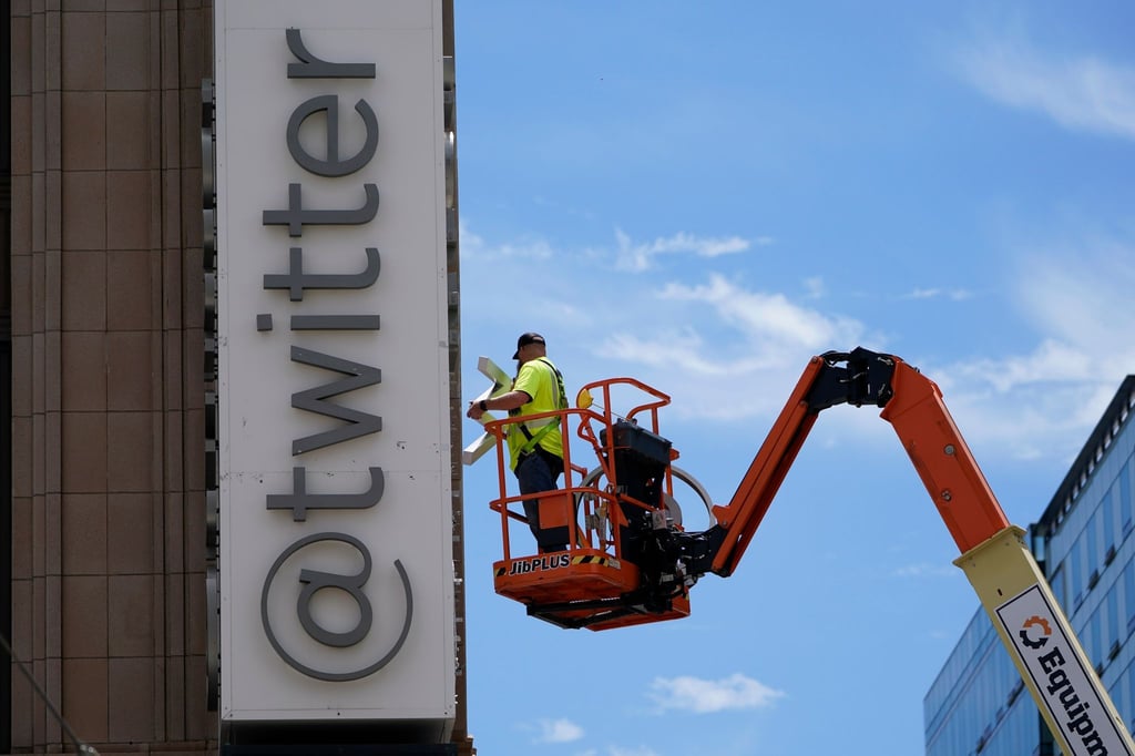 Ein Arbeiter am Gebäude der Twitter-Zentrale in San Francisco.