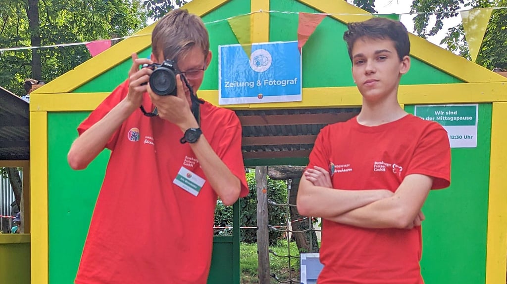 Eric Binnebößel (links) und Jaron Max unterstützten als Helfer die Kinderreporter beim „Bärenhausener Kurier“ in der Kinderstadt.