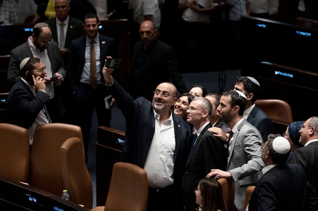 Abgeordnete machen in der Knesset ein Selfie mit Justizminister Jariv Levin (vorn M), nachdem das Parlament mit der Regierungsmehrheit ein Kernelement der Justizreform verabschiedet hat.