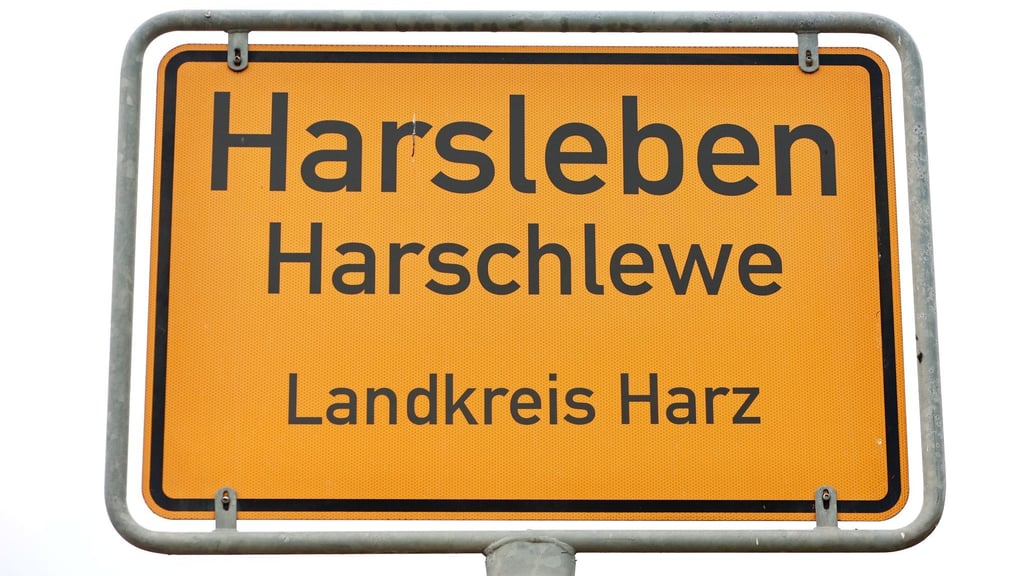Ein Ortsschild der Gemeinde Harsleben mit niederdeutschem Ortsnamen.