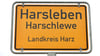 Ein Ortsschild der Gemeinde Harsleben mit niederdeutschem Ortsnamen.