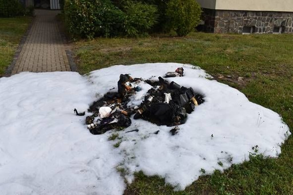 Auch ein 1.000 Liter Kunststoffcontainer brannte in Völpke ab.