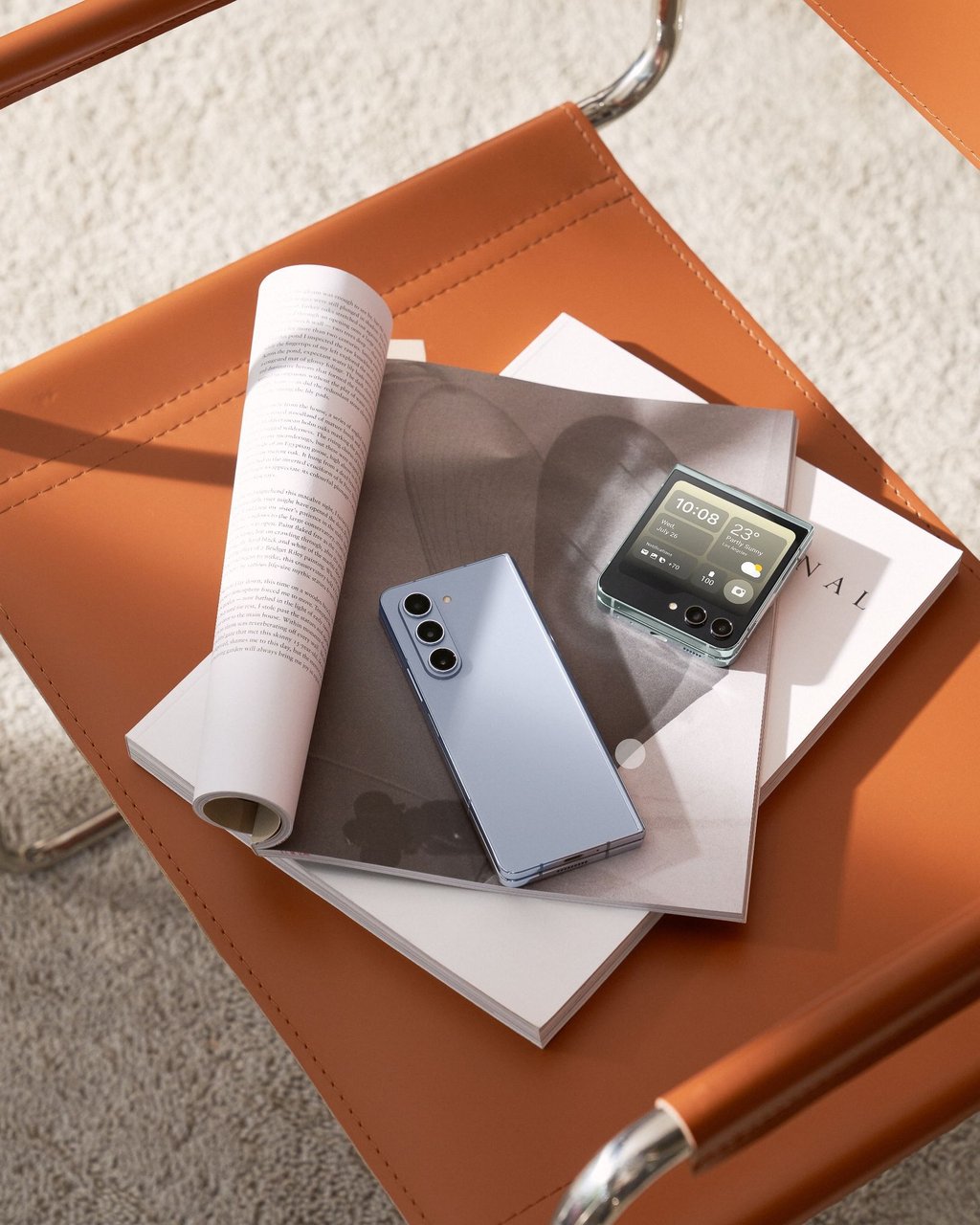 Muschelschalen-Modell: Beim Galaxy Flip 5 handelt es sich um ein sogenanntes Clamshell-Modell, das horizontal gefaltet wird und aufgeklappt normale Smartphone-Größe erreicht.