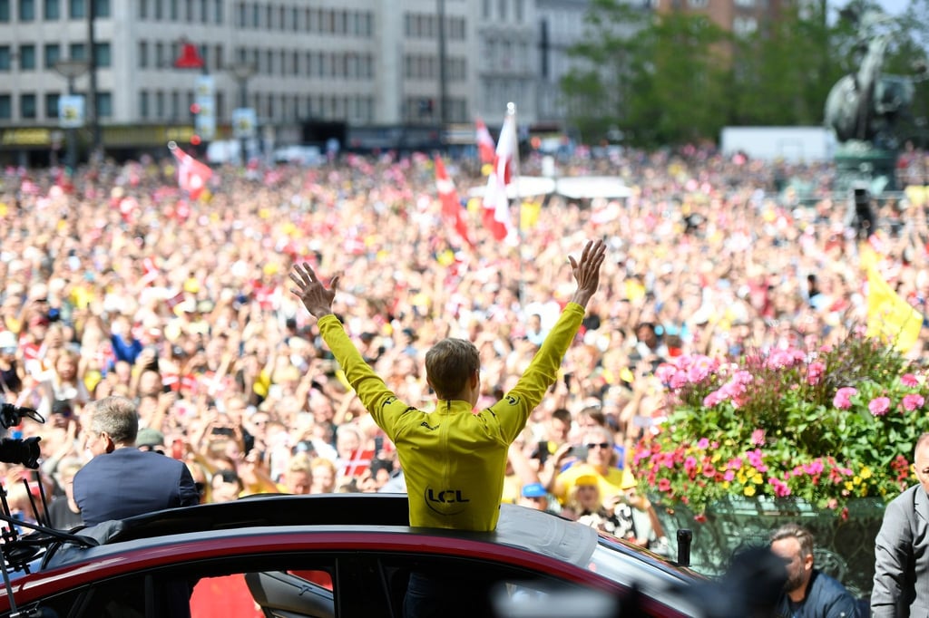 Tour-de-France-Sieger Jonas Vingegaard wird von seinen Fans am Kopenhagener Rathaus empfangen.
