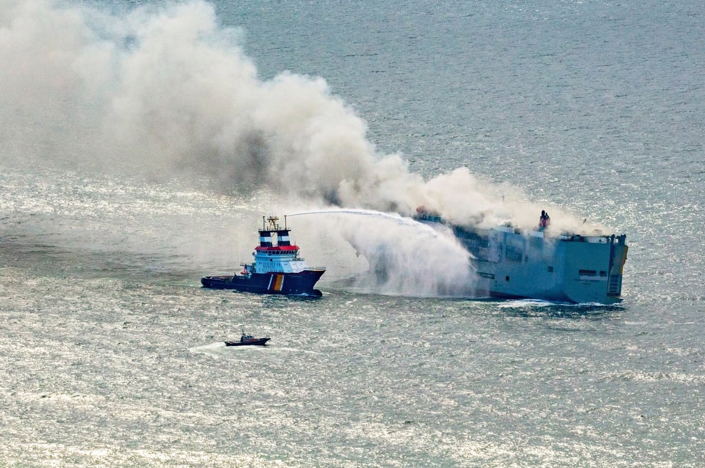 Der Deutsche Notschlepper „Nordic“ (l) bekämpft das Feuer auf einem brennenden Frachter.