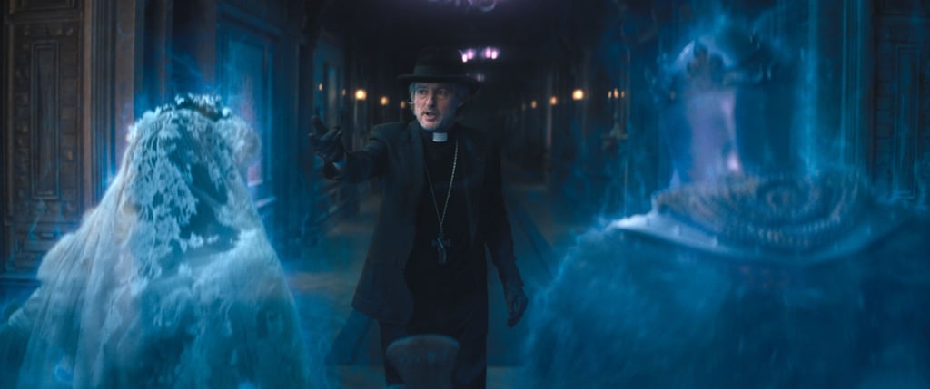 Owen Wilson als Priester Kent in einer Szene des Films "Die Geistervilla".