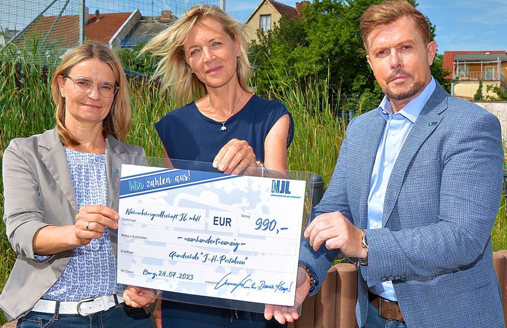 Daniela Kramper und Thomas Schlüter von der NJL übergeben den Scheck in Höhe von 990 Euro an Schulleiterin Simone Henes. Damit ist die nächste Theaterfahrt nach Magdeburg gesichert.