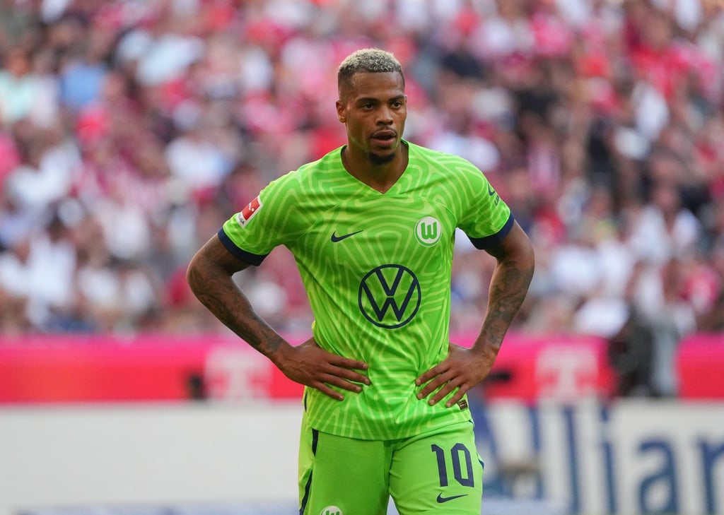 Wolfsburgs Lukas Nmecha steht auf dem Platz.