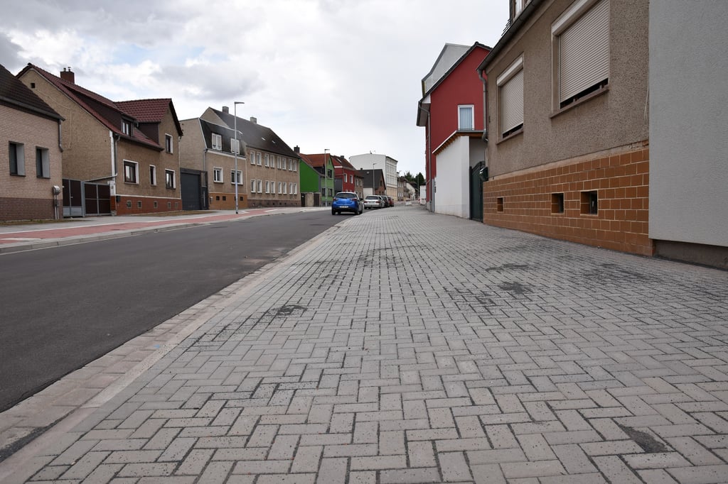 Auf dieser Straßenseite findet sich lediglich graues Pflaster.