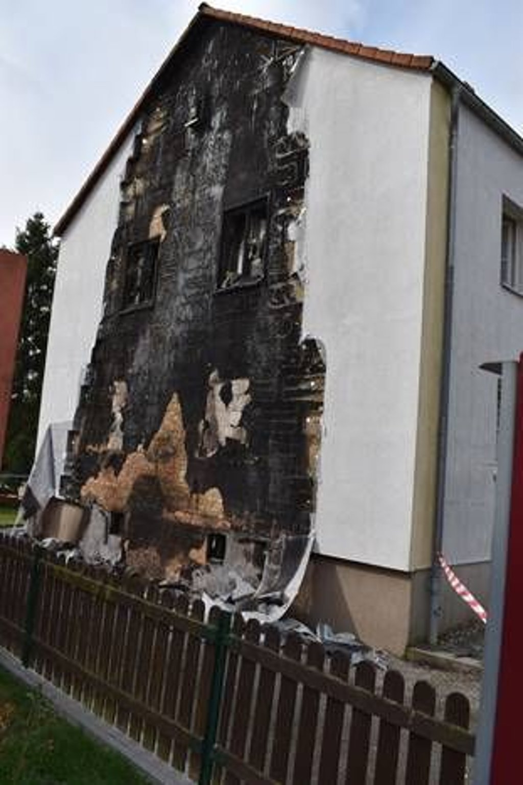 In der Friedenstraße/ Ecke Straße des Bergmanns hat es in Völpke gebrannt.