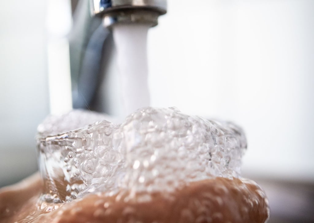 Ob hart oder weich: Wie das Trinkwasser beschaffen ist, hängt von der Region ab, in der man lebt.