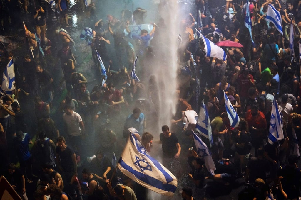Demonstration gegen die Justizreform in Tel Aviv. Die Polizei geht unter anderem mit einem Wasserwerfer gegen die Teilnehmer vor.