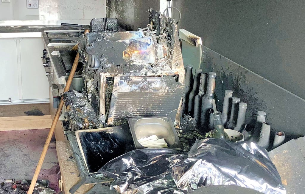 Der Brand und der Ruß haben den Arbeitsbereich an der großen Luke, Geräte und Möbel im Container am Ditfurter See beschädigt.
