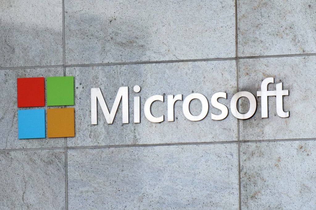 Microsoft-Logo an einem Firmengebäude.