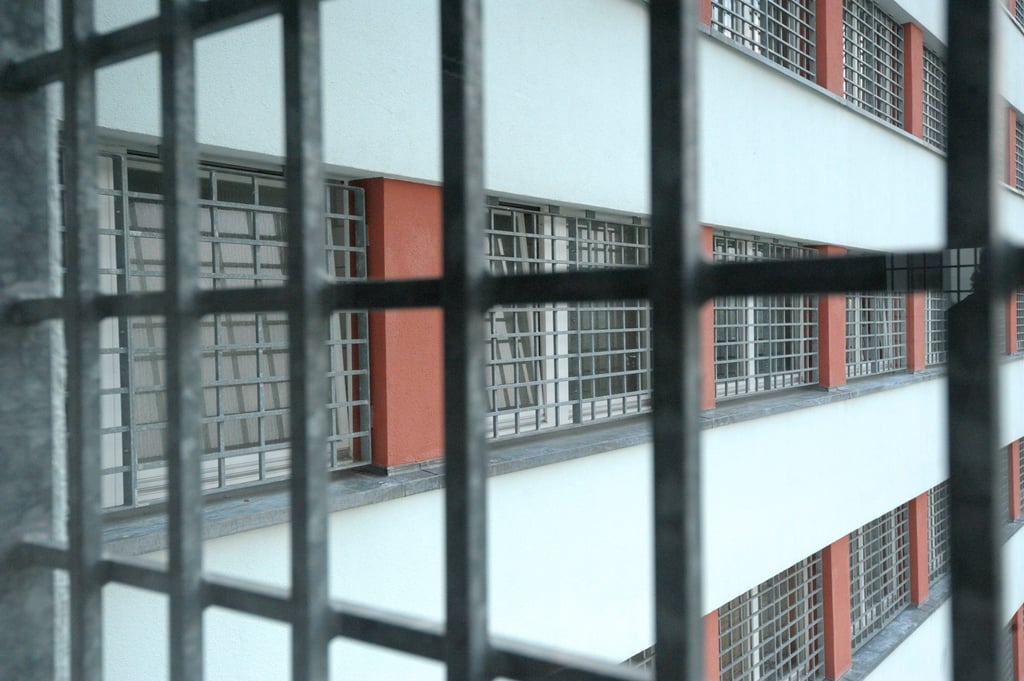 Ein Justizbeamter muss sich wegen des Vorwurfs des sexuellen Missbrauchs einer Inhaftierten im Chemnitzer Gefängnis vor Gericht verantworten.
