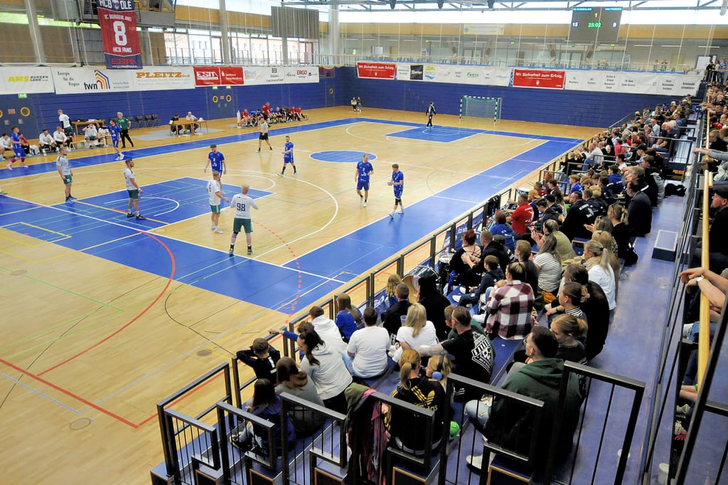 Eigentlich wollten die HCB-Männer ihre Drittliga-Heimspiele etwa zur Hälfte in der Stadthalle Weißenfels (hier im Bild beim Testlauf in der vergangenen Oberliga- Saison gegen Freiberg) und im Naumburger „Euroville“ austragen. Doch in der Kreisstadt gibt es Terminprobleme.
