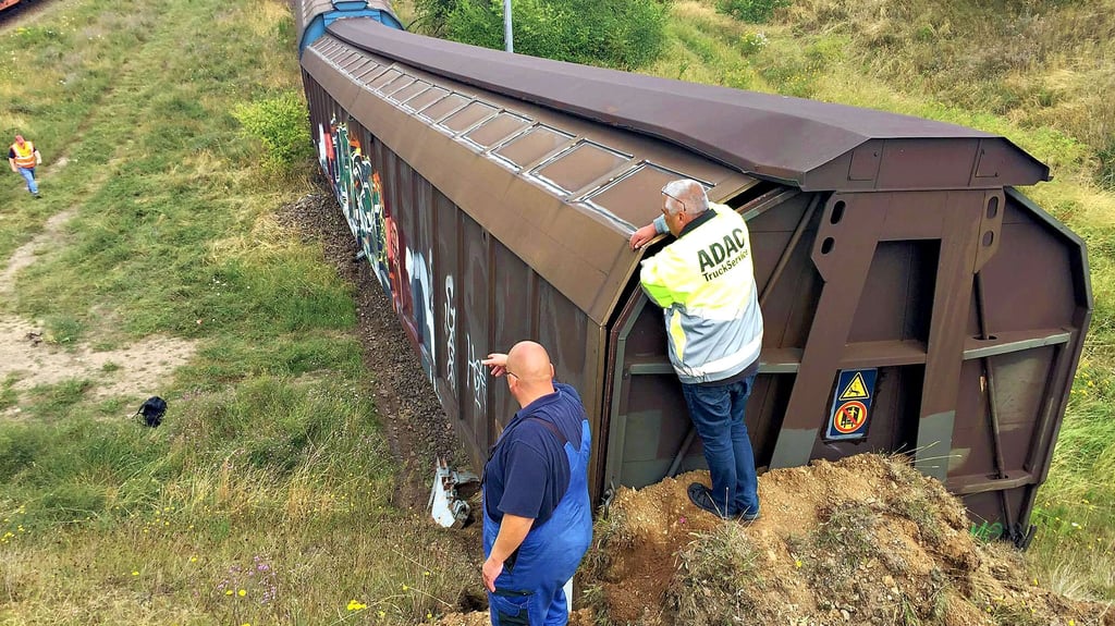 Thomas (links) und Hans-Joachim Zemelka überlegen, wie sie die Bergung des verunglückten Güterwaggons bei Nachterstedt angehen wollen.