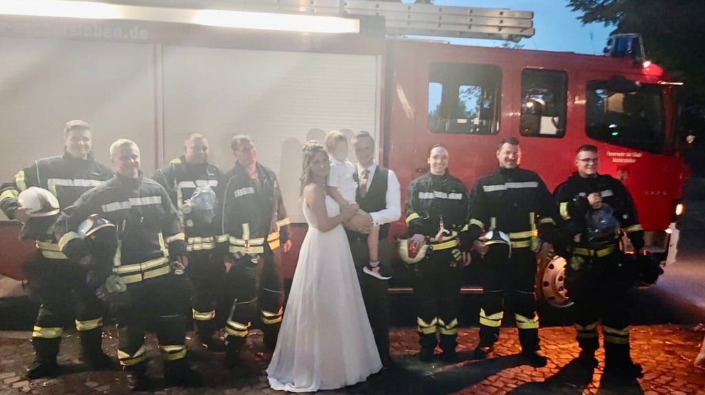 Ein Einsatz ohne Mission, dafür mit Erinnerungsfoto an der Weißen Villa in Aschersleben.