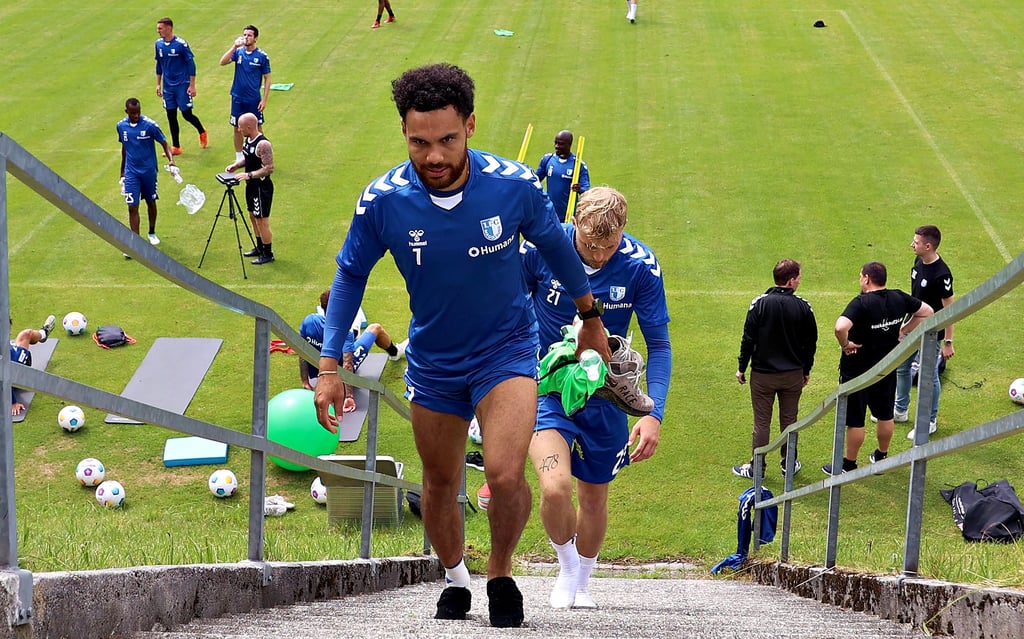 Außenverteidiger Herbert Bockhorn (vorne) möchte sich als Team mit den Kollegen vom 1. FC Magdeburg verbessern, aber auch persönlich zulegen.