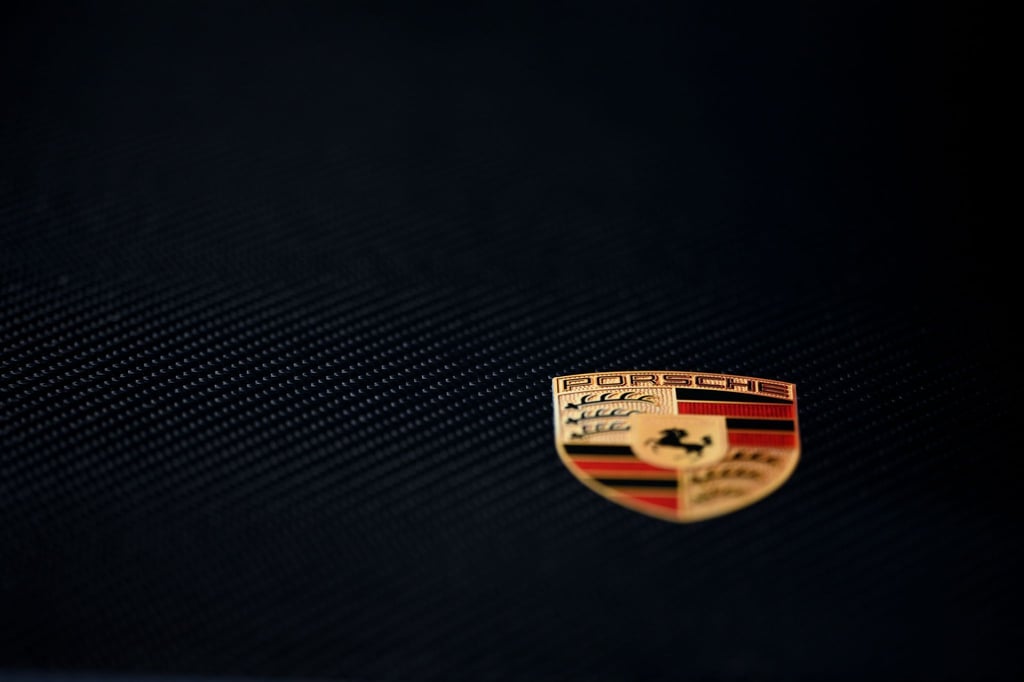 Das Porsche-Logo ist in der Porsche-Arena auf der Motorhaube eines Fahrzeugs zu sehen.
