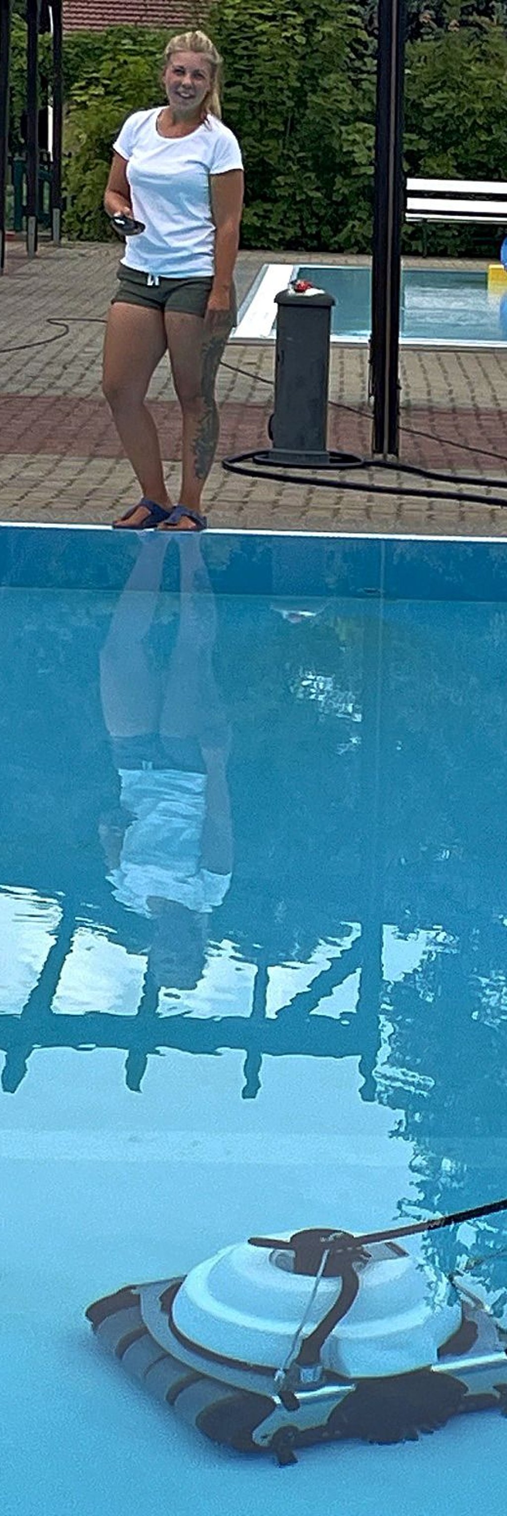 Svenja Skalitz bedient den Beckensauger im Schwimmbecken.