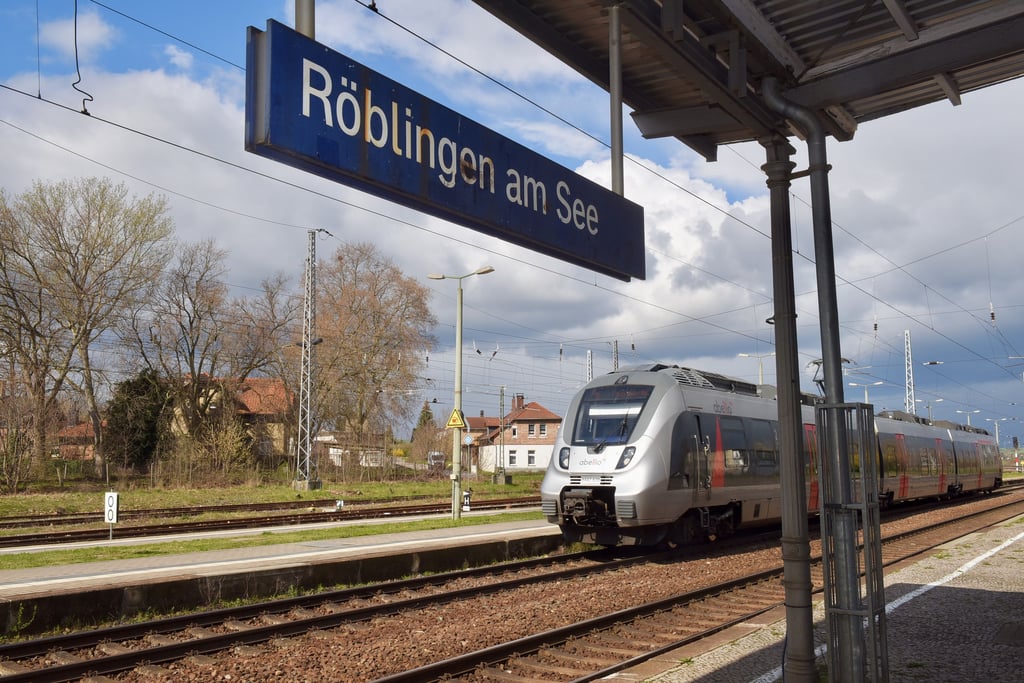 Ein Zug von Abellio fährt in den Bahnhof Röblingen ein.  
