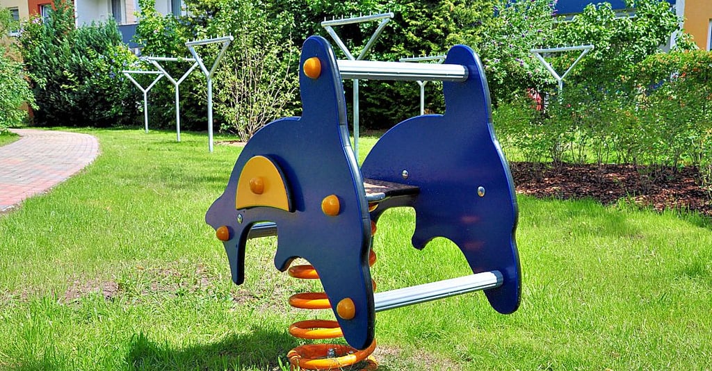 Zwischen der Dr.-Kurt-Schumacher-Straße und der Friedrich-Ebert-Straße in Stendal stehen für Anwohner und deren Kinder ein Garten, Spielgeräte, Wäscheständer und Stellplätze zur Verfügung.