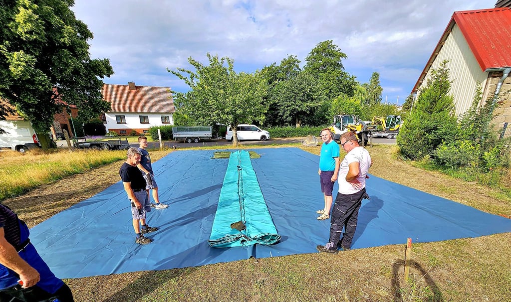 In Tryppehna wird derzeit eine Löschwasserblase neben dem alten Feuerwehrgerätehaus installiert, um die Löschwasserversorgung im Ort zu verbessern.